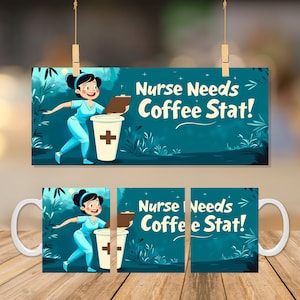 Può includere: Una tazza in ceramica bianca con sfondo blu e un'illustrazione di un cartone animato di un'infermiera che tiene una tazza di caffè. Il testo "Nurse Needs Coffee Stat!" è stampato sulla tazza.