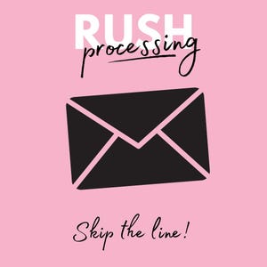 Può includere: Una grafica rosa chiaro che presenta il testo bianco in grassetto RUSH, il testo scritto a mano in nero processing, un'icona di busta nera e il testo scritto a mano in nero Skip the line! centrato sulla pagina. Il design è semplice e pulito.