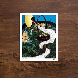 Puede incluir: Un collage surrealista que presenta un edificio con una cúpula, una persona en un círculo y un chorro de agua que fluye por una tubería negra. El fondo es un paisaje azul y verde.