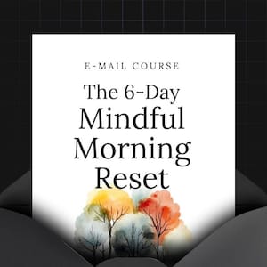 Puede incluir: Una tarjeta blanca con el texto "E-MAIL COURSE The 6-Day Mindful Morning Reset" en fuente negra. La tarjeta está decorada con una ilustración de acuarela de árboles coloridos.