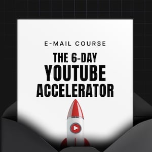 Puede incluir: Una tarjeta blanca con el texto "E-MAIL COURSE THE 6-DAY YOUTUBE ACCELERATOR" en negro. Un cohete rojo con un botón de reproducción blanco está en la parte inferior de la tarjeta.