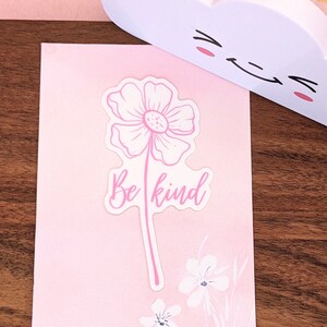Adesivo - Seja gentil - Fofo, rosa, flor - Bondade - Adesivo inspirador - Adesivo de vinil à prova d'água - para diário, laptop, garrafa de água