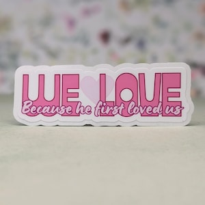 Sticker – „Wir lieben – Weil er uns zuerst geliebt hat“ – Ein starker Spruch für deinen Laptop oder dein Journal