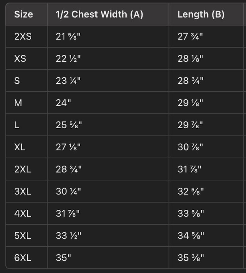 Puede incluir: Tabla de tallas de ropa con medidas en pulgadas. La tabla incluye tallas de 2XS a 6XL, detallando la mitad del ancho del pecho y la longitud. Las medidas var&iacute;an de 54,9 cm a 88,9 cm para el ancho del pecho y de 70,5 cm a 90 cm para la longitud.