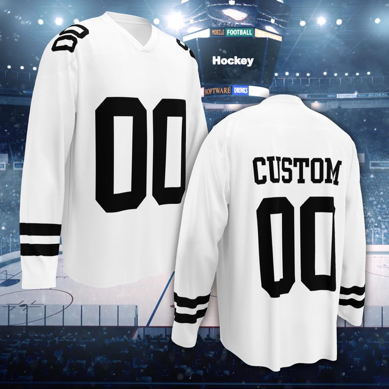 Puede incluir: Camiseta de hockey blanca de manga larga con detalles en negro. La camiseta presenta el n&uacute;mero "00" en letras negras grandes en la parte delantera y trasera. La palabra "CUSTOM" est&aacute; encima del n&uacute;mero en la parte posterior. Rayas negras adornan las mangas.