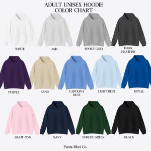 Pu&ograve; includere: Tabella colori che mostra 14 colori diversi di felpe con cappuccio unisex. I colori sono: bianco, cenere, grigio sportivo, grigio scuro melange, viola, sabbia, blu Carolina, blu chiaro, blu reale, rosa chiaro, blu navy, verde bosco e nero.