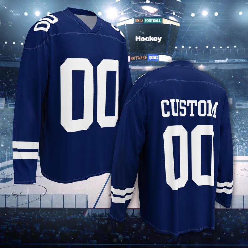 Puede incluir: Jersey de hockey azul marino con detalles blancos. El n&uacute;mero "00" aparece en letras blancas en la parte delantera y trasera. La palabra "CUSTOM" est&aacute; impresa en la espalda. Rayas blancas adornan las mangas.