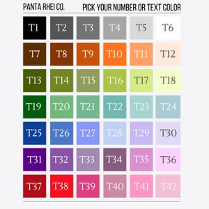 Puede incluir: Una carta de colores con 42 muestras de colores numeradas, cada una en un tono diferente. El texto "PANTA RHEI CO." y "ELIGE TU N&Uacute;MERO O COLOR DE TEXTO" est&aacute;n en la parte superior. Los colores van del negro al rosa, con varios matices.