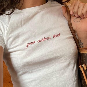 T-shirt bébé brodé personnalisé, T-shirt de l'an 2000 avec inscription personnalisée, Cadeau texte personnalisé pour femme, T-shirt d'été mignon, Créez le vôtre