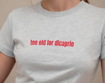 Zu alt für Dicaprio Baby T-Shirt, Y2K Ästhetische Kleidung, lustiges Baby T-Shirt, Y2K Grafik-Shirt, Pintrest adrette Kleidung, Geschenk für Sie