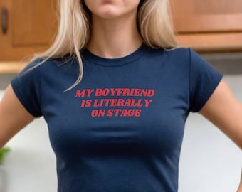 Camiseta Meu namorado está no palco para bebês, camisetas para bebês y2k, top do festival de verão, camisetas com slogan da moda, camisa justa feminina, roupas y2k