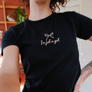 「I'm Just A Girl」刺繍入りベビーTシャツ、コケットベビーピンクTシャツ、カスタム刺繍シャツ、Y2K 服、サマーベビーTシャツ