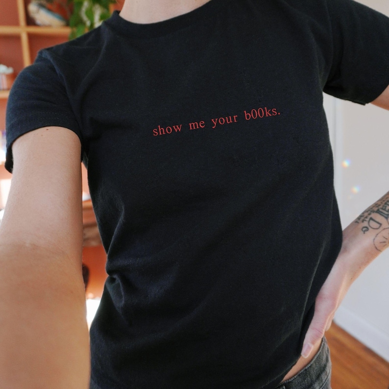 Zeigen Sie mir Ihr b00ks besticktes Baby-T-Shirt, Y2K Ästhetik, Booktok-Geschenke für Freund, Smut-T-Shirt, heiße Mädchen lesen T-Shirt, Vintage-Buch-T-Shirt Bild 4