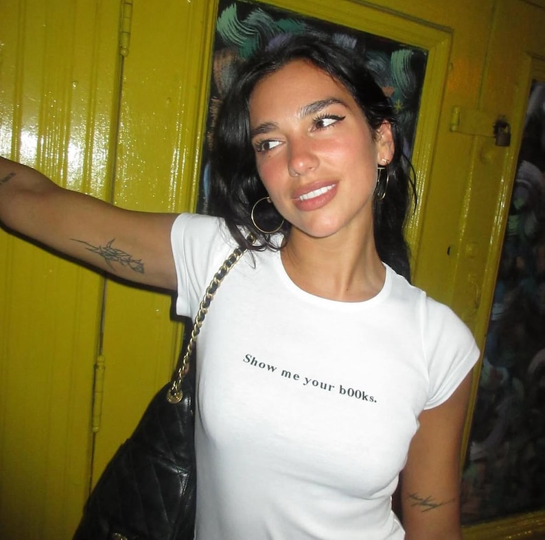 Zeigen Sie mir Ihr b00ks besticktes Baby-T-Shirt, Y2K Ästhetik, Booktok-Geschenke für Freund, Smut-T-Shirt, heiße Mädchen lesen T-Shirt, Vintage-Buch-T-Shirt Bild 2