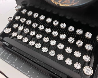 Nauwkeurige typemachine sleutellegenda PDF | Jaren 1920 Royal 10 Geïnspireerd | Zwart-witte toetstopjes | Geschikt voor de meeste typemachines uit de jaren 20 en 40