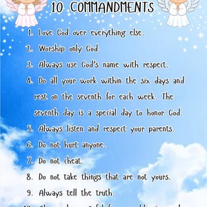 Può includere: Un poster con uno sfondo di cielo blu e stelle bianche presenta i "10 Comandamenti". Due angeli dei cartoni animati sono in cima. I comandamenti sono elencati di seguito, a partire da "Ama Dio sopra ogni cosa."