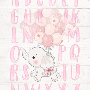 Puede incluir: Ilustración de un elefante bebé con un lazo rosa, sosteniendo globos rosas. El alfabeto rosa está dispuesto alrededor del elefante sobre un fondo de madera blanca.
