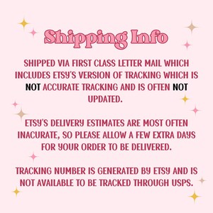 K&ouml;nnte beinhalten: Eine rosa Grafik mit dem Text "Shipping Info" in einer Blasen-Schriftart. Der Text darunter erkl&auml;rt die Versanddetails, einschlie&szlig;lich der Etsy-Verfolgung und der Lieferzeit.