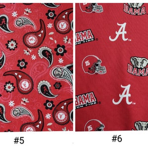 Puede incluir: Dos muestras de tela con diferentes patrones. La primera muestra presenta un fondo rojo con un patr&oacute;n de cachemira en negro, blanco y gris. La segunda muestra presenta un fondo rojo con un patr&oacute;n repetido del logotipo de Alabama Crimson Tide, incluyendo la mascota elefante, la letra "A" y las palabras "BAMA" y "Crimson Tide".