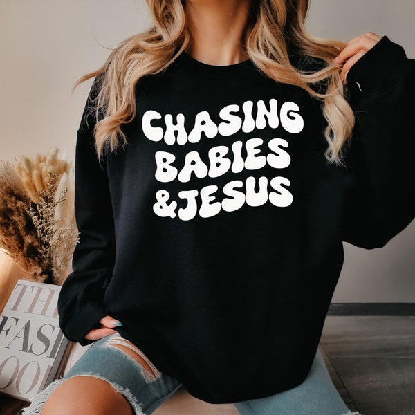 Ras du cou Chasing Babies & Jesus - Gildan 1800 - T-shirt Christian Mama. Cadeau pour nouvelle maman, pull cool pour maman, cadeau pour la fête des mères, cadeau d'anniversaire pour maman.