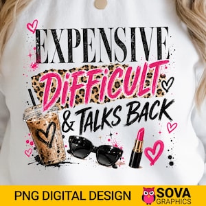 Puede incluir: Una sudadera blanca con un diseño gráfico que incluye el texto EXPENSIVE DIFFICULT & TALKS BACK. El diseño presenta un fondo con estampado de leopardo, un vaso de plástico con café, gafas de sol negras, un pintalabios rosa y corazones.