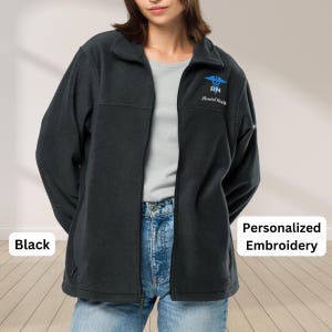 Chaqueta de enfermera personalizada, bordada, de polar, con cremallera completa, regalo de graduación de enfermera registrada, grupo Caduceo, semana de la enfermera