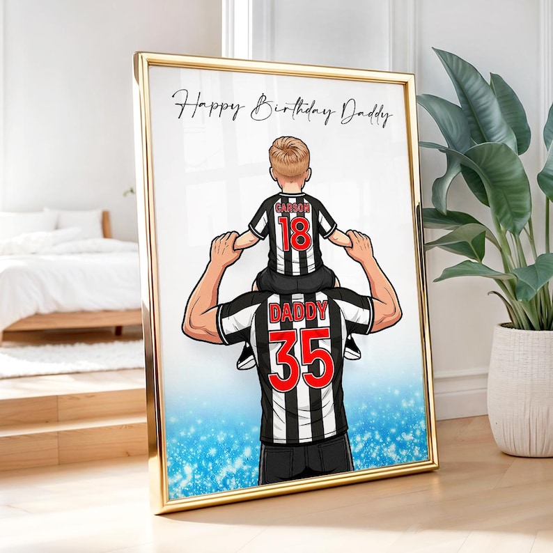Stampa personalizzata per padre e figlio a tema calcistico, poster personalizzato con maglia del Newcastle, decorazione per appassionati di calcio. immagine 2