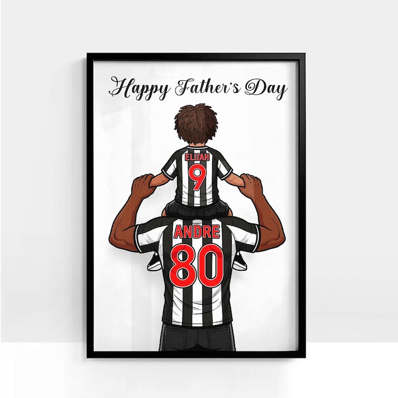 Pu&ograve; includere: Stampa artistica incorniciata con un padre e un bambino in maglie a righe bianche e nere abbinate con numeri rossi. La stampa recita "Happy Father's Day" in una sceneggiatura elegante.