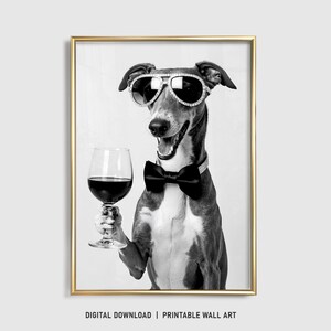 グレイハウンドの壁アート、ワインを飲むグレイハウンドのプリント、グレイハウンドのポスター、面白い犬のギフト、グレイハウンドのギフト、バーカート、犬が飲む、デジタル