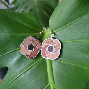 Wooden and stainless steel earrings in the shape of a flower with 4 petals and a central button.