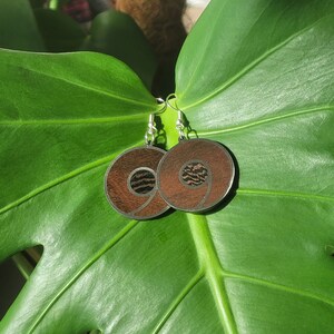 Earrings in wood and stainless steel in a circular shape, gravitation of an element around a central body, wooden jewelry