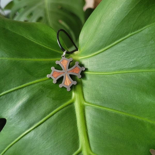 Collier avec pendentif en bois et acier inoxydable en forme d’une croix occitane, bijoux en bois