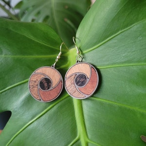 Earrings in wood and stainless steel in a circular shape, gravitation of 3 elements around a central body, wooden jewelry