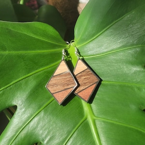 Ruitvormige houten en roestvrijstalen oorbellen, houten sieraden