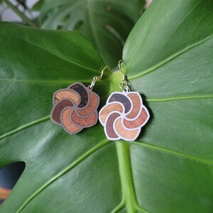 Wooden and stainless steel earrings in the shape of a 6-petal flower.