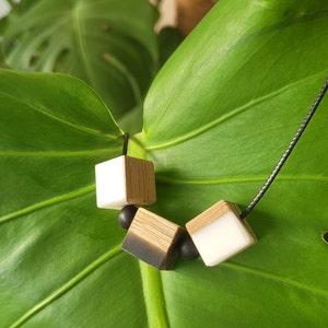 Collar con cubos de madera y resina epoxi blanca y cuentas de ébano, joyería de madera