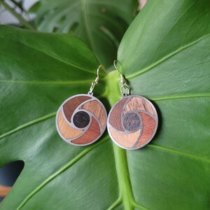 Earrings in wood and stainless steel in a circular shape, gravitation of 4 elements around a central body, wooden jewelry
