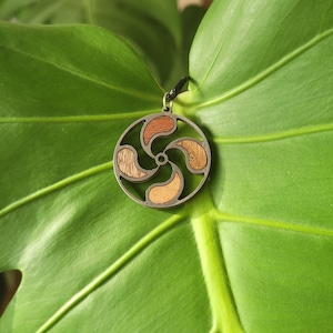 Ketting met houten en roestvrijstalen hanger in de vorm van een Baskisch kruis, houten sieraden