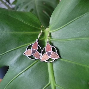 Houten en roestvrijstalen oorbellen in de vorm van een Triqueta of Triquetra, houten sieraden