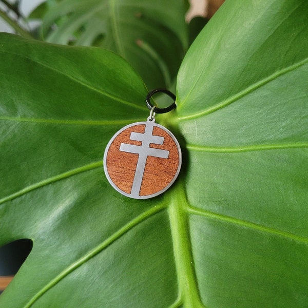 Collier avec pendentif en bois et acier inoxydable en forme d’une croix de lorraine, bijoux en bois