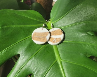 Scheibenförmige Ohrringe aus Holz und weißem Epoxidharz, Holzschmuck