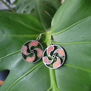 Oorbellen van hout en roestvrij staal in de vorm van een Baskisch kruis, houten sieraden