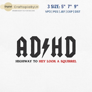 Pode incluir: Desenho de bordado preto e branco do texto "AD/HD" com as palavras "HIGHWAY TO HEY LOOK A SQUIRREL" abaixo. O design está disponível em três tamanhos: 5 polegadas, 7 polegadas e 9 polegadas.