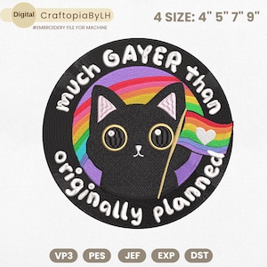 Pode incluir: Design de bordado circular com um gato preto segurando uma bandeira arco-íris com um coração branco. O texto "Much Gayer Than Originally Planned" circunda o gato. Disponível nos tamanhos de 10 cm, 13 cm, 18 cm e 23 cm.