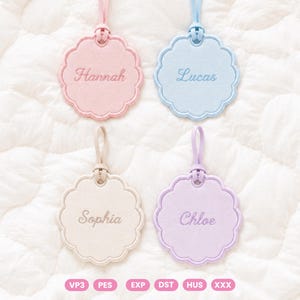 Pode incluir: Quatro etiquetas circulares recortadas com la&ccedil;os em rosa pastel, azul claro, bege e lavanda. Cada etiqueta apresenta nomes bordados: Hannah, Lucas, Sophia e Chloe. Na parte inferior, seis etiquetas retangulares cor-de-rosa exibem o texto VP3, PES, EXP, DST, HUS e XXX.