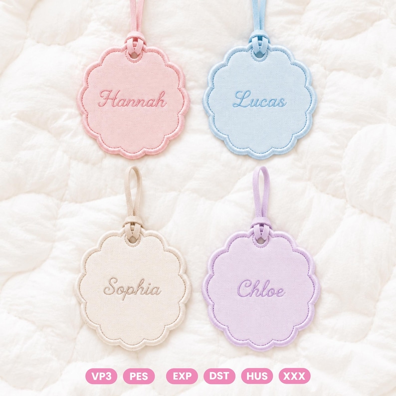 Pode incluir: Quatro etiquetas circulares recortadas com la&ccedil;os em rosa pastel, azul claro, bege e lavanda. Cada etiqueta apresenta nomes bordados: Hannah, Lucas, Sophia e Chloe. Na parte inferior, seis etiquetas retangulares cor-de-rosa exibem o texto VP3, PES, EXP, DST, HUS e XXX.