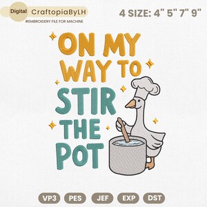 Puede incluir: Archivo de bordado digital con el texto "ON MY WAY TO STIR THE POT" en amarillo y verde azulado. Un ganso de dibujos animados con un gorro de chef revuelve una olla. Disponible en 4 tamaños: 10 cm, 13 cm, 18 cm y 23 cm.