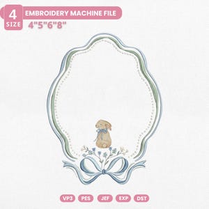 Peut inclure: Un motif de fichier de broderie machine avec un lapin brun clair avec un nœud bleu, entouré d'un cadre ovale décoratif avec des accents bleus et verts. Le motif comprend le texte "EMBROIDERY MACHINE FILE" et des tailles de 10,16 cm, 12,7 cm, 15,24 cm et 20,32 cm.