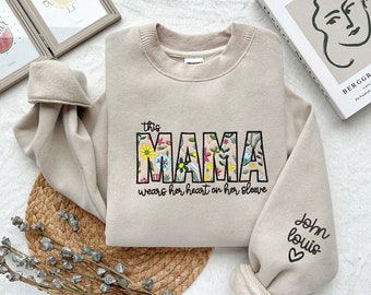 Esta mamá lleva su corazón en su manga patrón de flores silvestres, camisa de mamá bordada personalizada, ropa bordada, regalo para la madre
