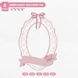 Puede incluir: Diseño de archivo de máquina de bordar rosa con un marco ovalado, lazo y banner. El marco tiene un patrón acolchado. El texto "EMBROIDERY MACHINE FILE" y "SIZE 10, 13, 15, 20 cm" son visibles.